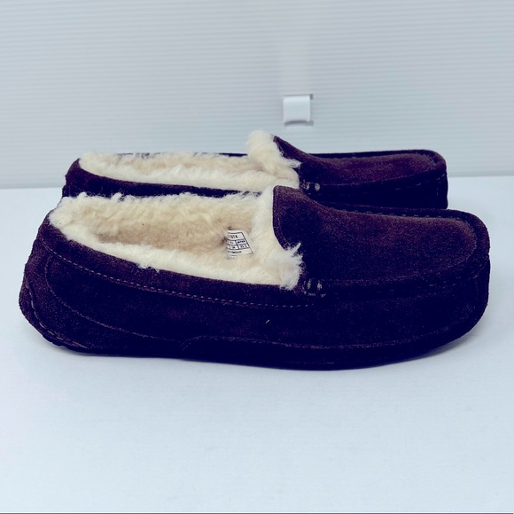 UGG**Ascot Brown Suede Unisex Slippers**US 4 $95 - Picture 5 of 7
